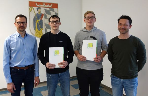 Die besten Zerspanungsmechaniker v. l.: OStR Stefan Bauer; Michael Paulus (Ø 1,42; SK Technology, Waldmünchen), David Dobmeier (Ø 1,14; SK Technology, Waldmünchen), StR Florian Breu