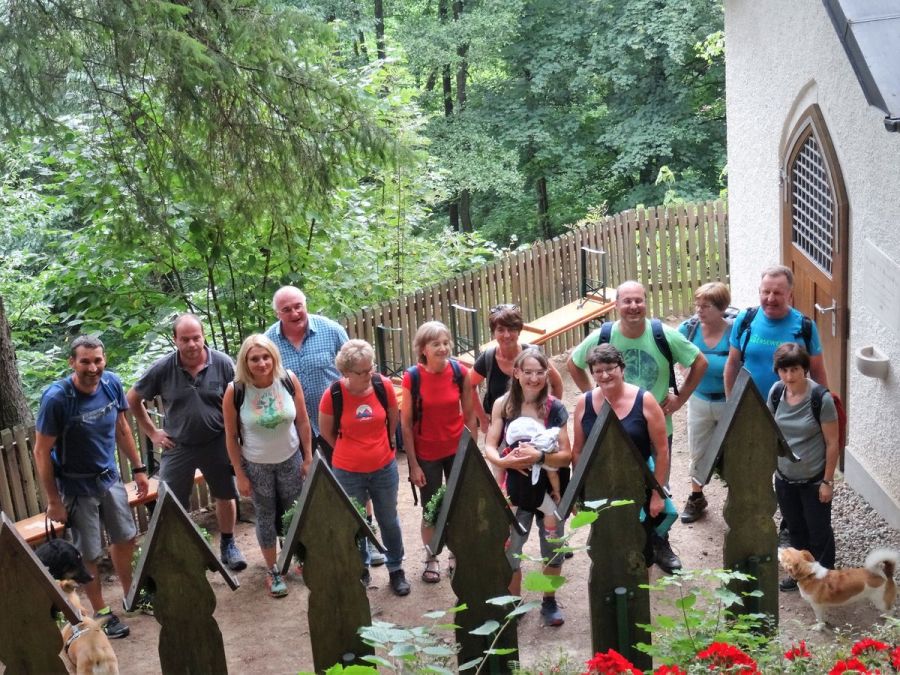 Lehrer wandern am Fischerweg nach Weißenregen