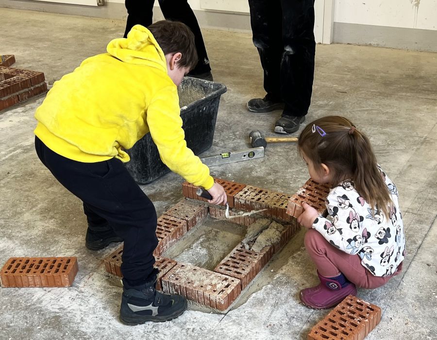 Außenstelle Furth im Wald: Kinder mauern einen Ziegelturm