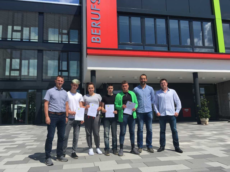 Tschech. Schüler absolvieren 14-tägiges E-Technik-Seminar