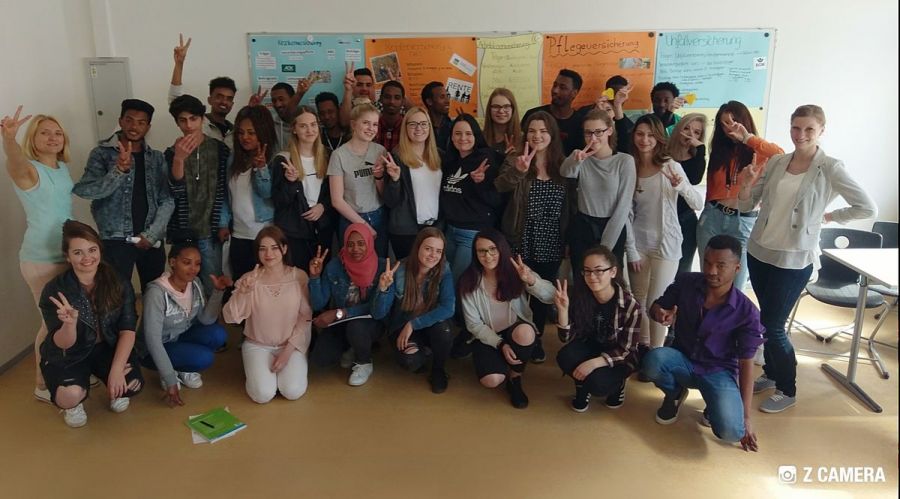 Zahnmed. Fachangestellte erklären BIK-Schülern ihren Beruf