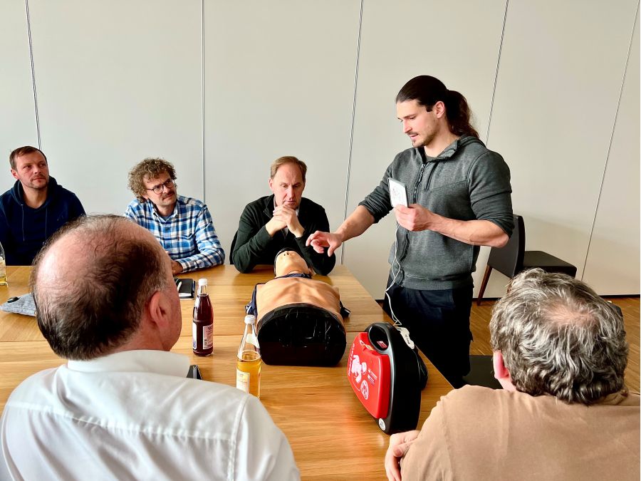 Außenstelle Furth im Wald: Einweisung in den Defibrillator