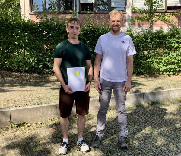 Werkzeugmechaniker: Simon Pömmerl; Ø 1,16 ; Pressol Schmiergeräte GmbH mit Klassenleiter OStR Bernhard Neumeier