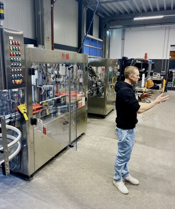 Johannes Anleitner zeigt die Produktionsanlage
