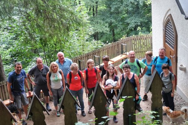 Lehrer wandern am Fischerweg nach Weißenregen