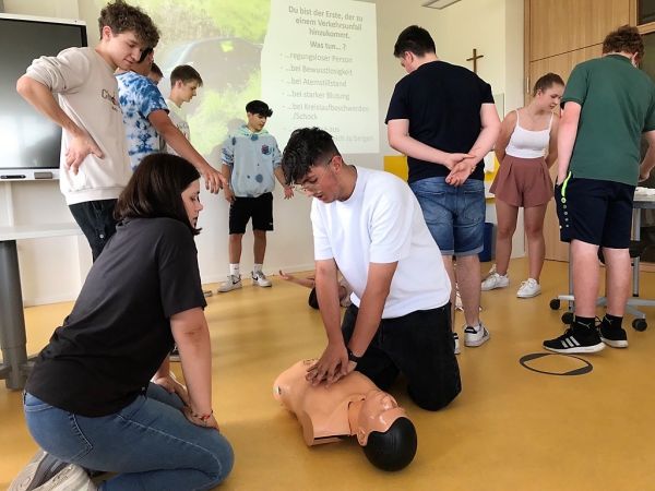 Schüler üben Herzdruckmassage