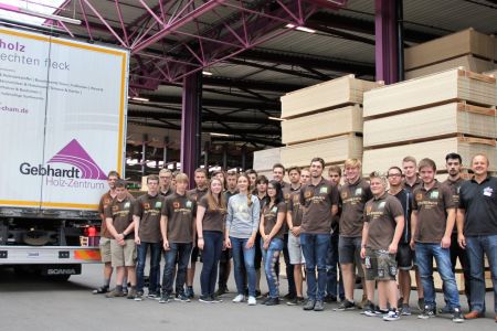 Schreinernachwuchs erkundet die neuesten Materialtrends