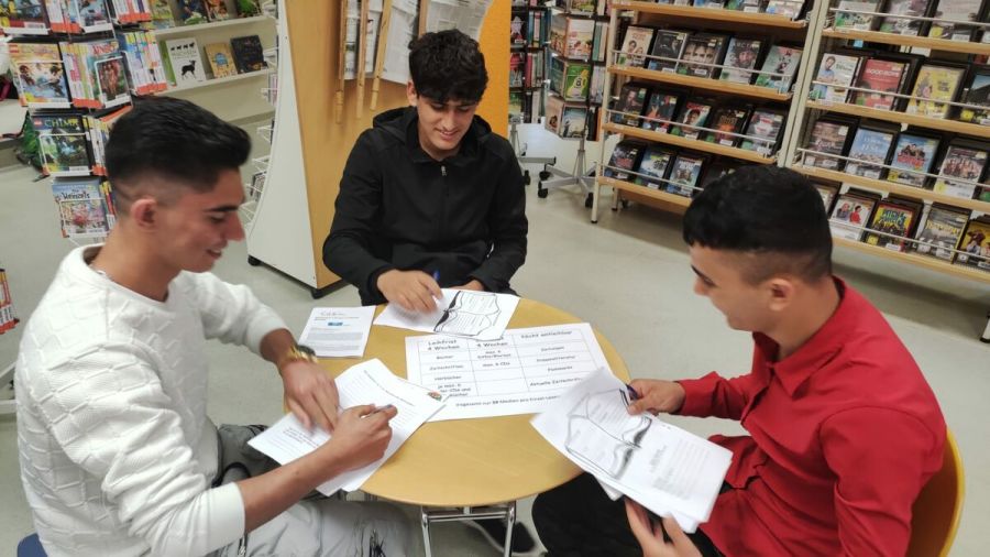 BIK 10a besuchte die Chamer Stadtbibliothek