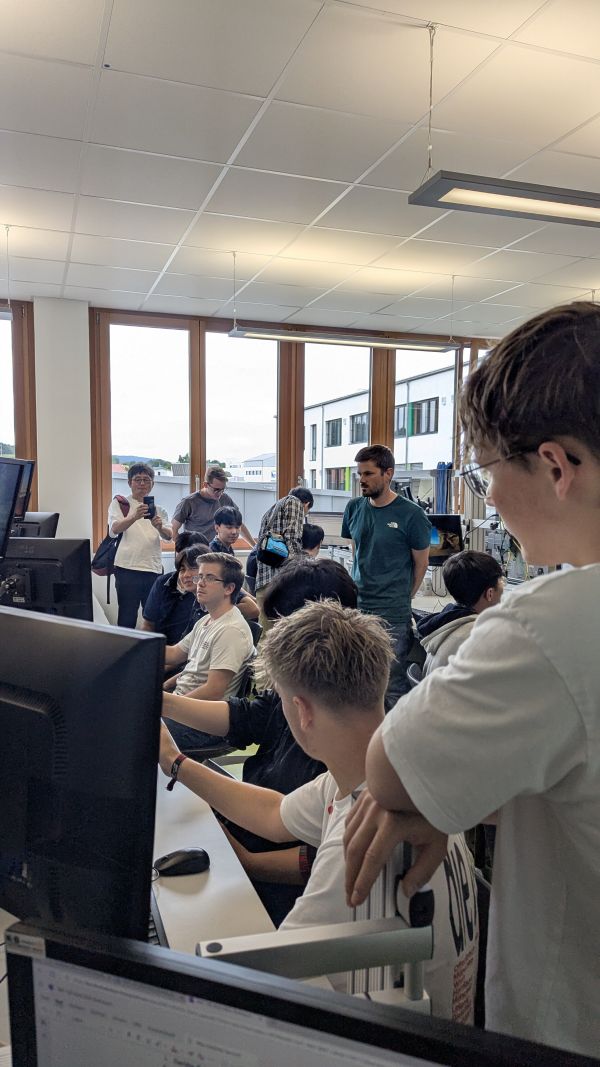 Gemeinsames Arbeiten am Projekt.