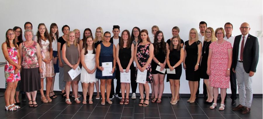 209 kaufmännische Azubis in die Arbeitswelt entlassen