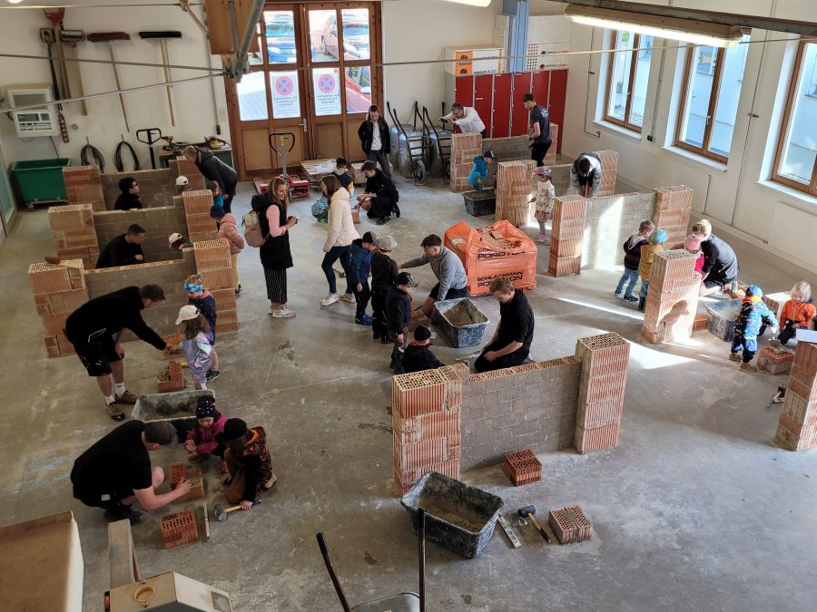 Außenstelle Furth im Wald: Kindergartenkinder mauern in der Bauhalle einen Pfeiler