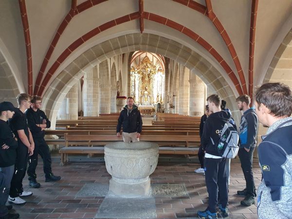 Pfarrer Sebastian Scherr bei der Kirchenführung