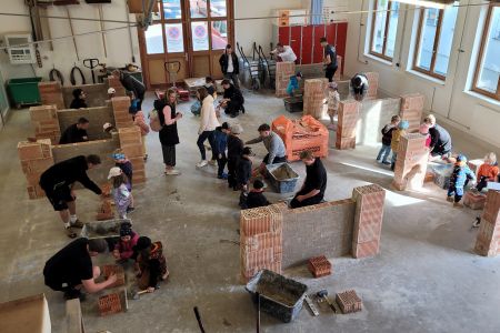 Außenstelle Furth im Wald: Kindergartenkinder mauern in der Bauhalle einen Pfeiler