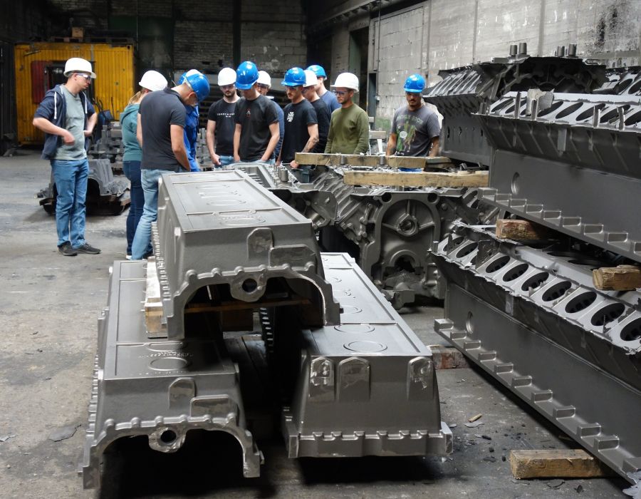 Technikerschule Roding beim Gießen kernintensiver Gussteile in Traditionsgießerei