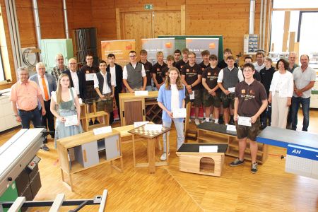 Außenstelle Furth im Wald: Preisverleihung Projektarbeiten der BGJ Schreinerklasse
