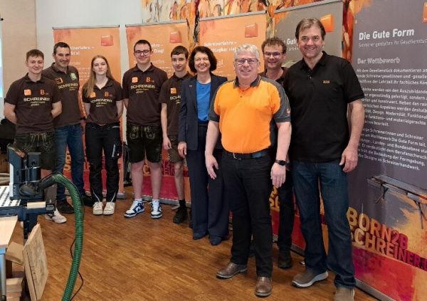 Schreinerteam zur Vorstellung des Schreinerberufes