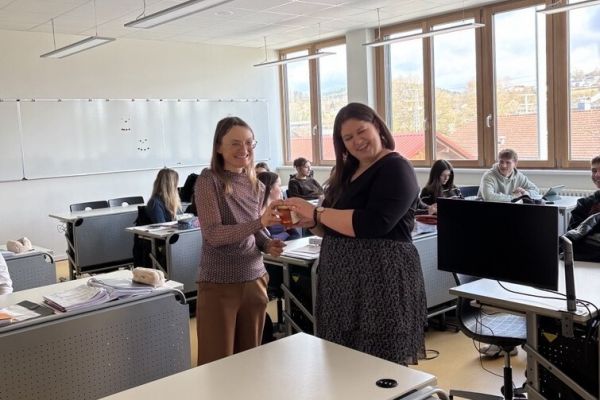 Falschgeld erkennen: Bundesbank-Expertin schult angehende Kaufleute