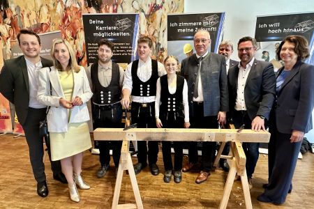 Außenstelle Furth im Wald: Vorstellung Beruf Zimmerer und Schreiner auf der AZUBI-Messe in Furth im Wald