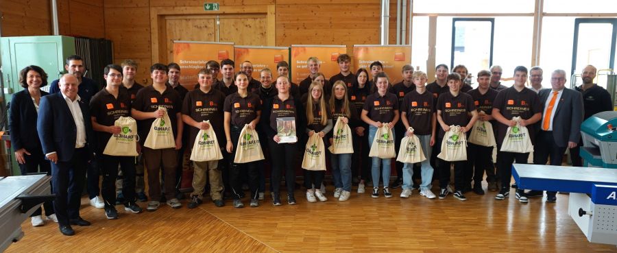 Die Schreiner-Innung Cham begrüßt das BGJ Holztechnik an der Außenstelle Furth i. Wald