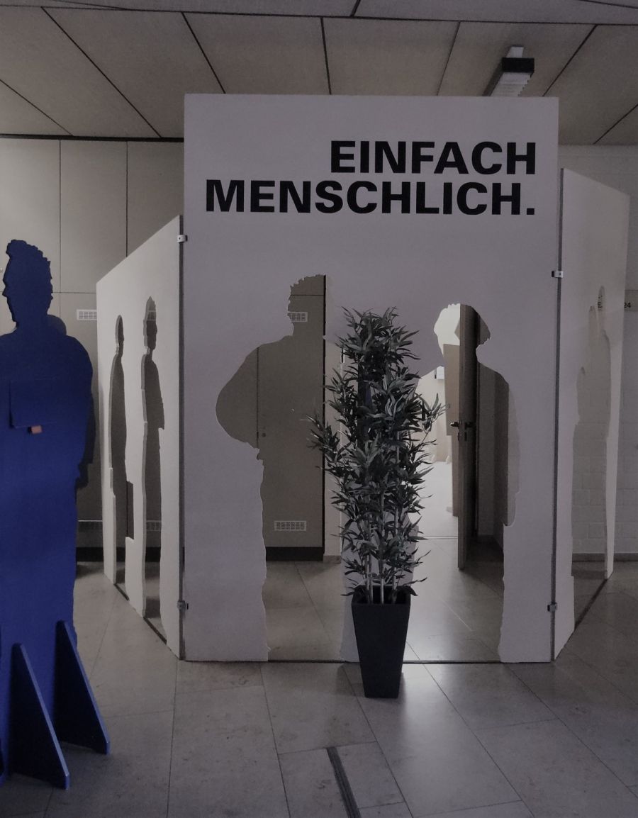 Aufbau der Ausstellung "Einfach menschlich"