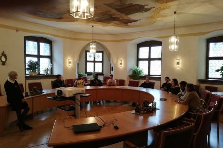 BIK-Klasse erkundet das Chamer Rathaus