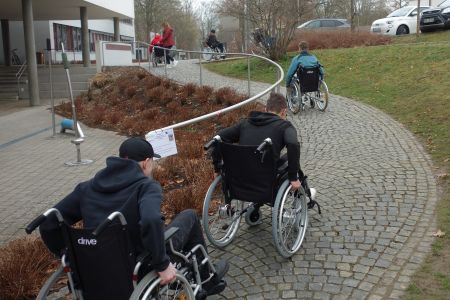Mit dem Rollstuhl durch den Alltag –  Ein Perspektivenwechsel für Schüler an der Berufsschule Roding
