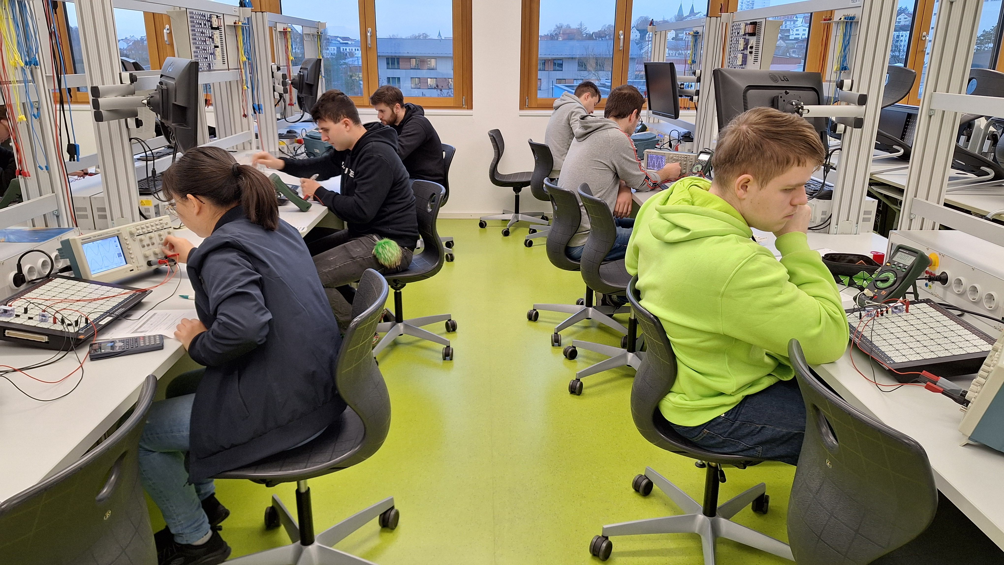 Elektro-Studierende bei einer Messübung