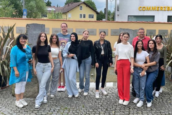 Unterrichtsgang zum Platz der Menschlichkeit in Cham