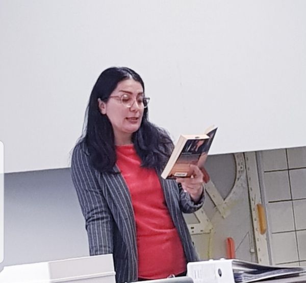 Shohreh Aghili liest in den BIK-Klassen aus dem Roman "Siba und Samir"