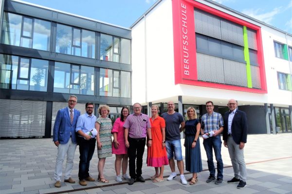 Schuljahresende mit einem lachenden und einem weinenden Auge