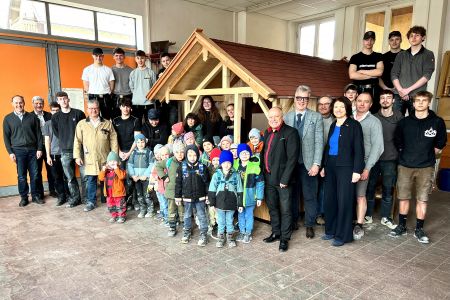 Außenstelle Furth im Wald: Verlosung des 24. Kinderspielhauses