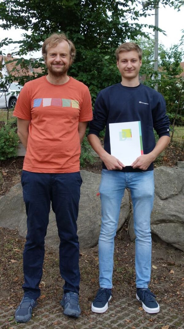 OStR Bernhard Neumeier mit Werkzeugmechaniker Stefan Strahl (1,00) SK Technology GmbH, Roding