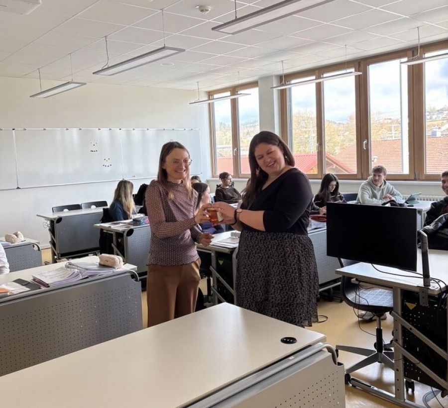 Falschgeld erkennen: Bundesbank-Expertin schult angehende Kaufleute