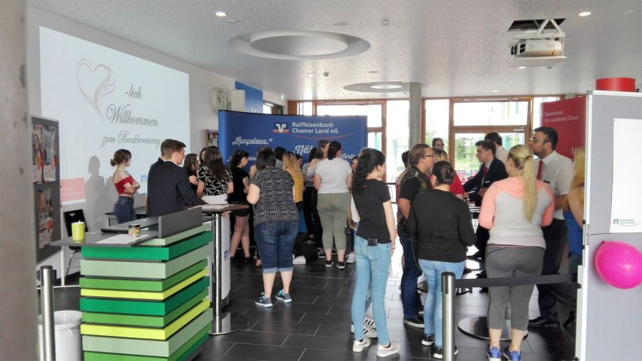 Bankazubis beraten Azubis über "Mobile Banking"