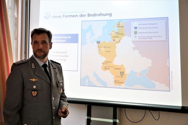 Jugendoffizier Schedlbauer erklärt Aufgaben der Bundeswehr