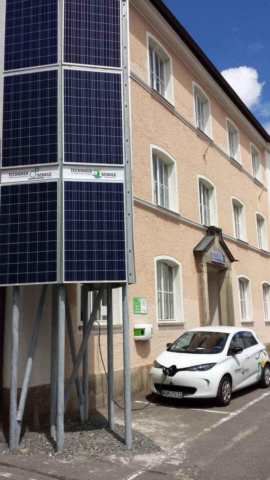 Ein Photovoltaik-Turm für die Technikerschule