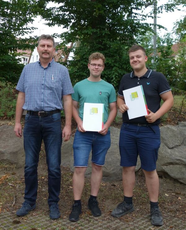StD Ludwig Wachter mit den Industriemechanikern Luis Amberger (1,42) und Maximilian Baier (1,28), beide Säckl Maschinenbau GmbH, Weiding