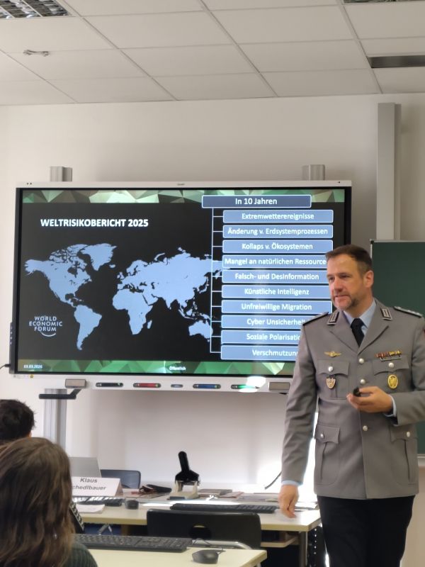 Klaus Schedlbauer, Hauptmann, Jugendoffizier Deggendorf