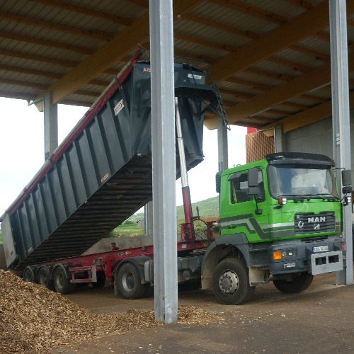 LKW liefert Hackschnitzel an