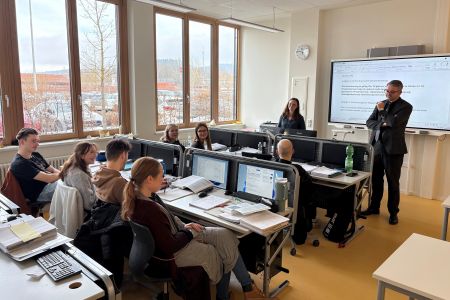 Regierungsschuldirektor Marko Renner besuchte die neue Hotelfachschule am BSZ Cham Werner-von-Siemens