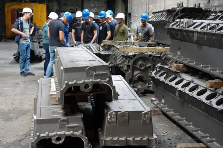 Technikerschule Roding beim Gießen kernintensiver Gussteile in Traditionsgießerei