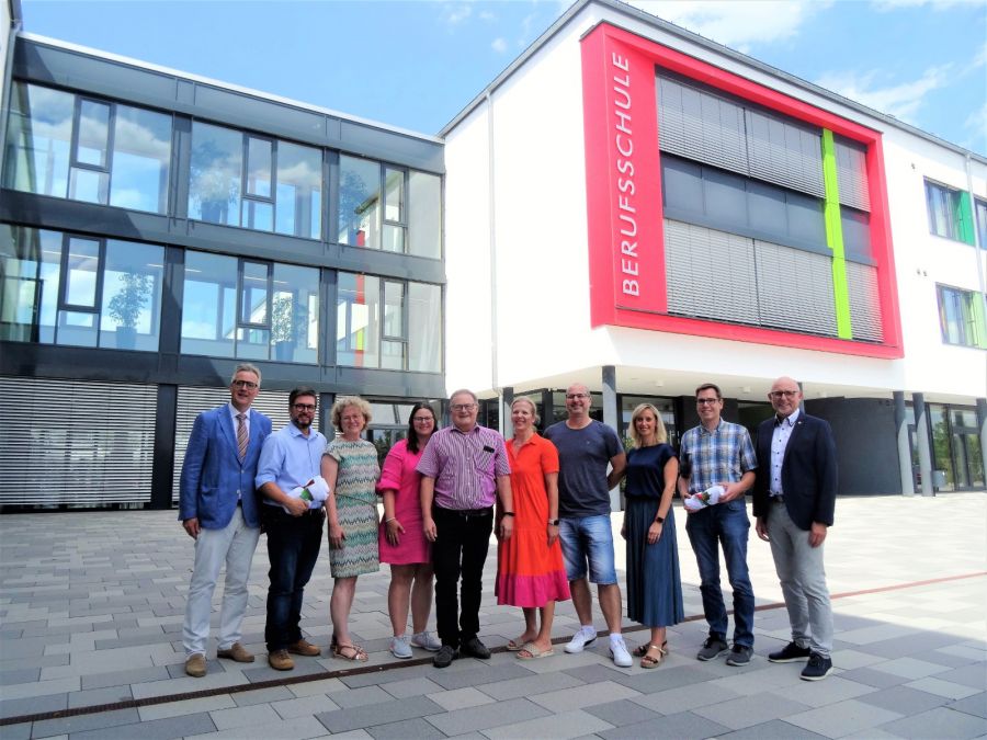 Schuljahresende mit einem lachenden und einem weinenden Auge