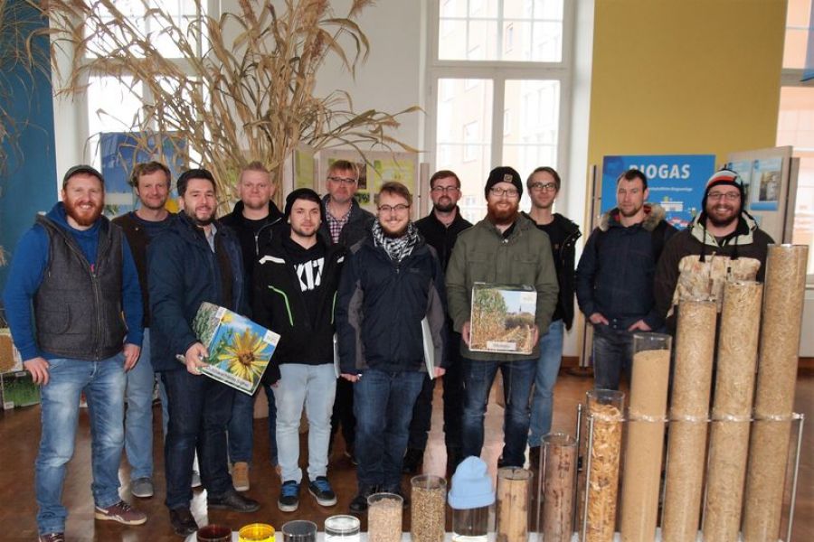 Exkursion ans TFZ Straubing: Umweltschutz­techniker informieren sich über Nachwachsende Rohstoffe