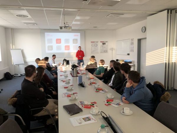 Die Technikerschüler beim Werksbesuch in Zandt II.