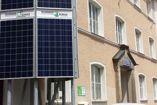 Ein Photovoltaik-Turm für die Technikerschule