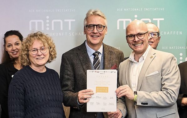 Von links nach rechts: Fachbetreuerin Alexandra Ernst, Schulleiter Ulrich Fischer und der Staatsminister für Digitales Dr. Fabian Mehring