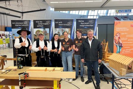 Außenstelle Furth im Wald: Vorstellung Beruf Zimmerer und Schreiner auf der AZUBI-Messe in Roding