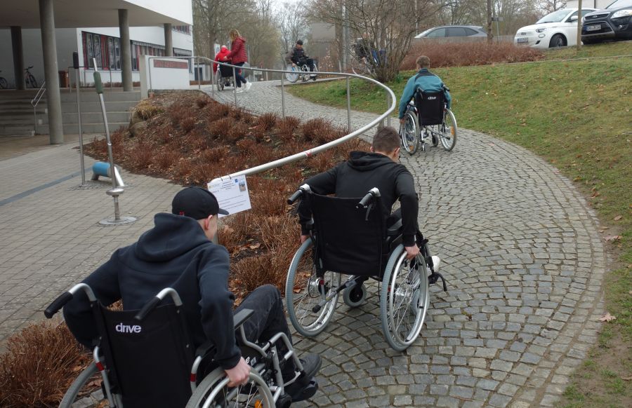 Mit dem Rollstuhl durch den Alltag –  Ein Perspektivenwechsel für Schüler an der Berufsschule Roding