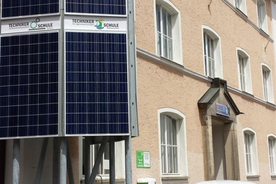 Ein Photovoltaik-Turm für die Technikerschule