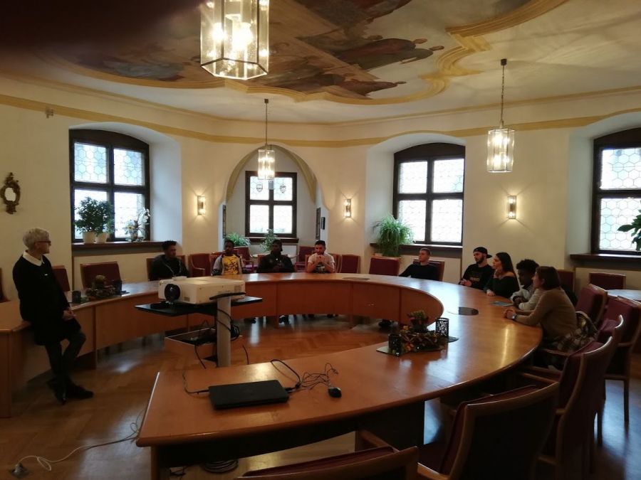 BIK-Klasse erkundet das Chamer Rathaus